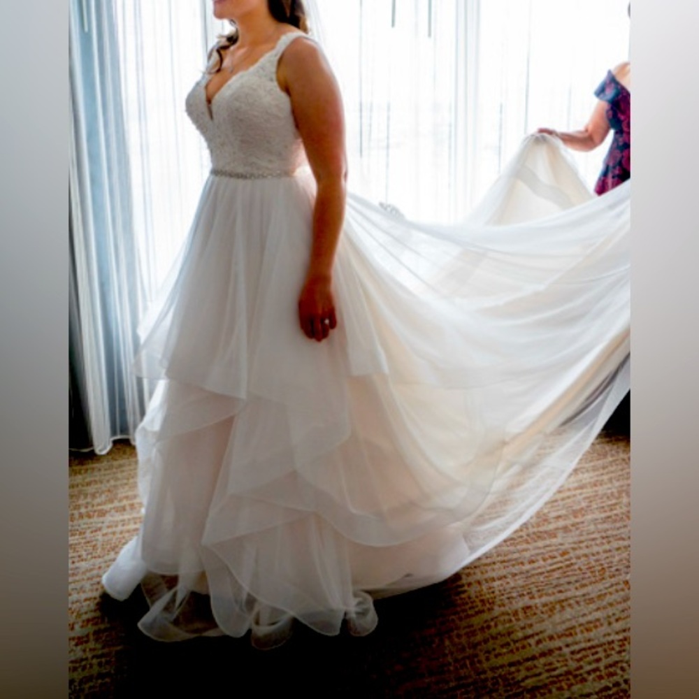 Paloma Blanca Wedding Dress Style 4798 with Veil